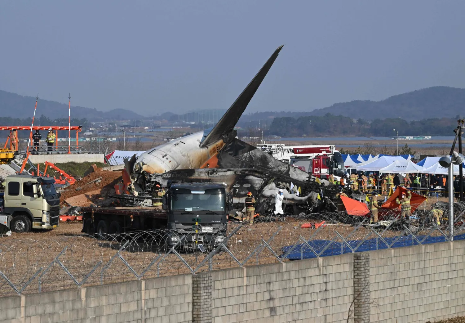 Pesawat jatuh di bandara Korea Selatan