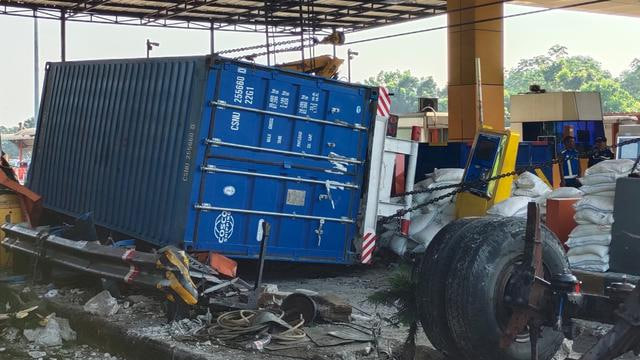 Truk Kontainer Tabrak Gerbang Tol Ciawi 2, Satu Petugas Terluka Serius